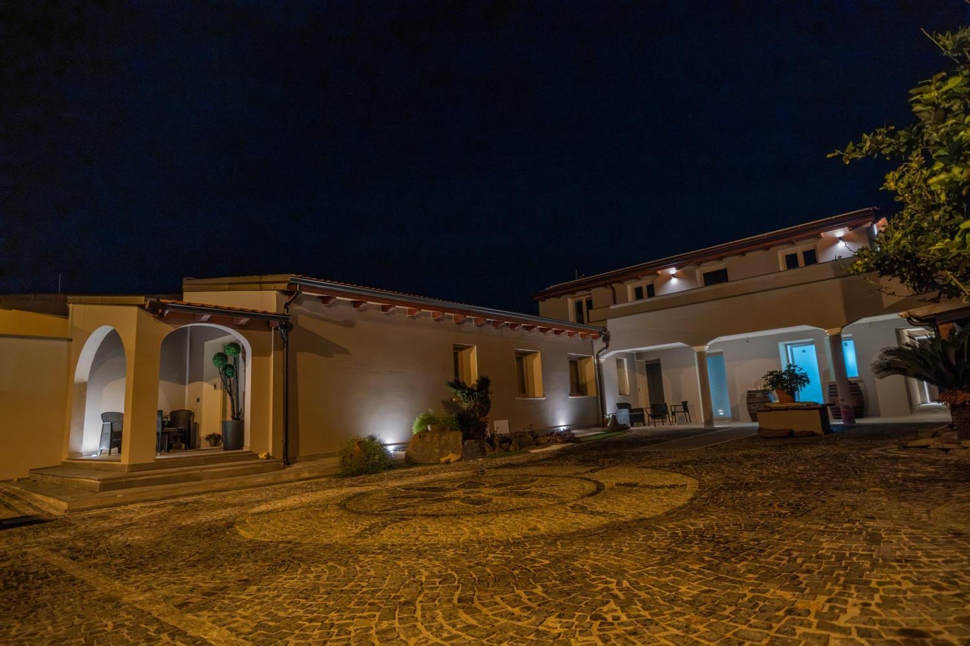 Hotel Domo San Leone Uta Extérieur photo
